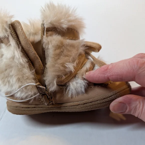 Genuine Kids By Oshkosh Toddler Boots Size 5 BNWT - Picture 9 of 11